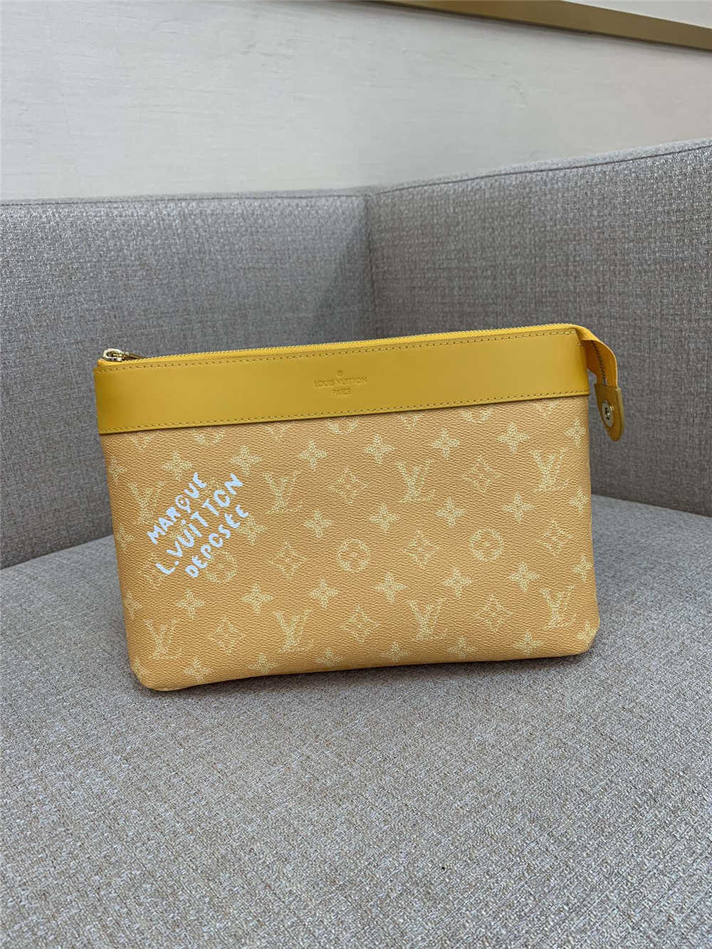 Louis Vuitton POCHETTE VOYAGE SOUPLE M12665  size：30x21x7.5cm 2025 new 